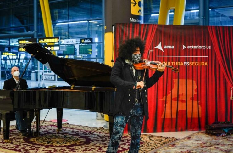 Ara Malikian felicita el Año Nuevo en el aeropuerto - Just Retail