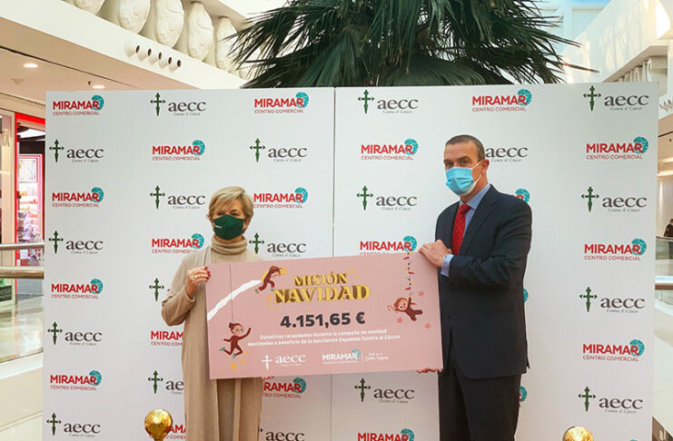La AECC de Fuengirola recibe la donación del Centro Comercial Miramar - Just Retail