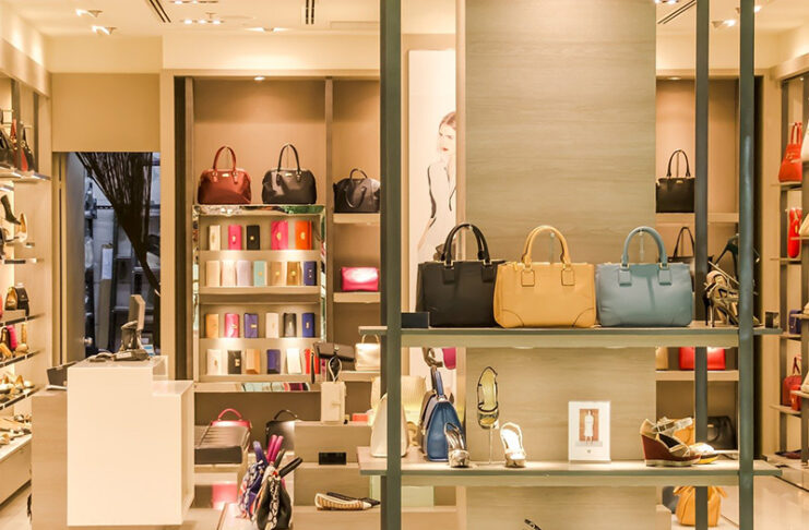 Acuerdo entre Ladorian y AQS para ofrecer un servicio de transformación integral del punto de venta - Just Retail