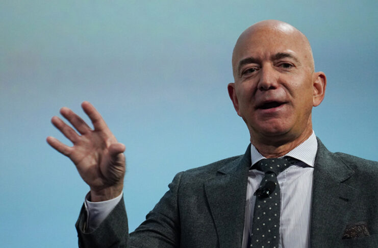 Amazon ha anunciado este martes que Jeff Bezos, segundo hombre más rico del planeta, abandonará próximamente el puesto de CEO de la compañía.