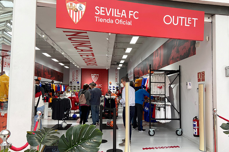Superar doble constructor AireSur inaugura una Tienda Outlet del Sevilla FC - Noticias y Actualidad  Retail