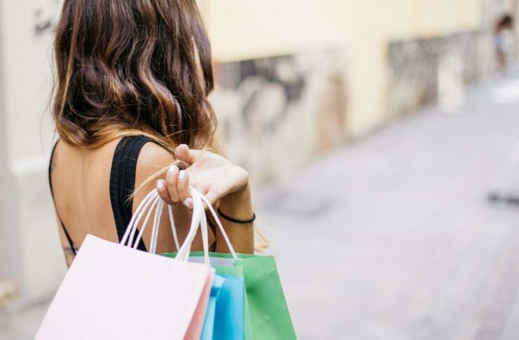 expatriados españoles Reino Unido 2.000 euros España noticias retail