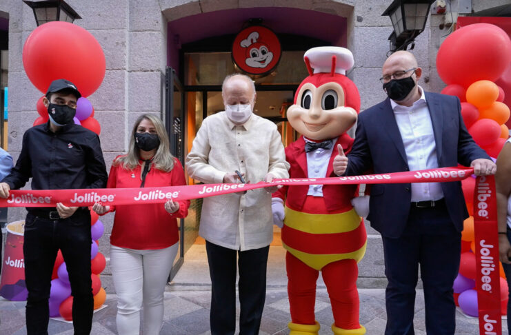 Inauguración con (de izda. a dcha.) Clara Breda, Spain General Manager - Embajador de Filipinas en España Philippe J. Lhuillier - Mascota de Jollibee - Adam Parkinson, Business Head de Jollibee Europa