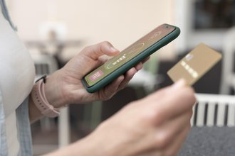 Orisha Commerce y Omniwallet llevan la tarjeta de fidelización del móvil a la caja de la tienda física