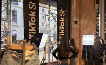 Salsa Jeans estrena el formato live shopping en TikTok Shop desde su flagship de Gran Vía en Madrid
